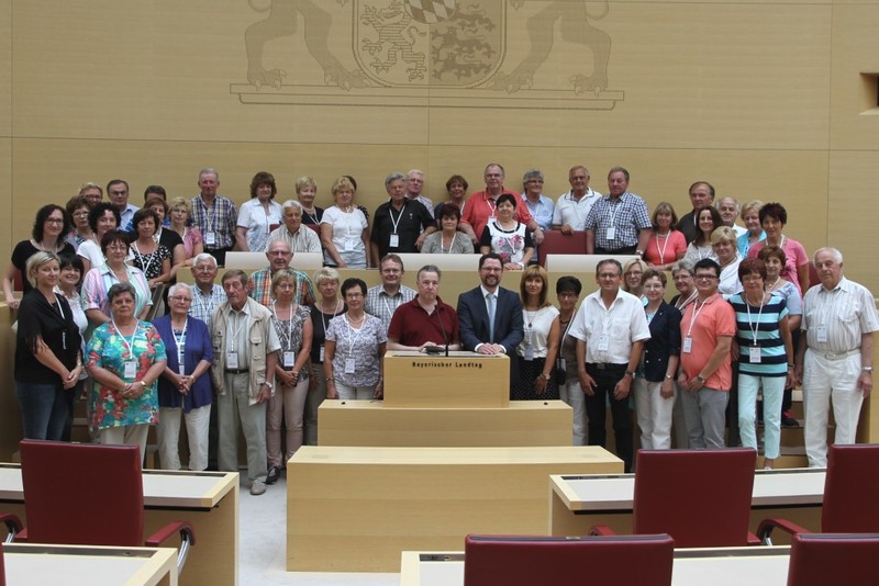 Das Bild zeigt die Besuchergruppe aus dem Landkreis Cham �  mit Mitgliedern des Frauenbunds Neub�u, der KAB-Chamm�nster sowie Mitgliedern der Senioren Union � mit dem Landtagsabgeordneten Dr. Gerhard Hopp und Ehrenamtsbotschafter Markus Sackmann im Plenarsaal des Bayerischen Landtags.