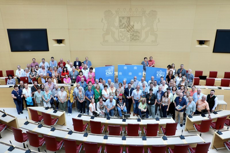 Ein abwechslungsreiches politisches Programm erlebten �ber 100 Interessierte aus dem Landkreis Cham bei einer Informationsfahrt in den Bayerischen Landtag, zu der sie vom CSU-Landtagsabgeordneten Dr. Gerhard Hopp in diesen Tagen eingeladen waren. Die Gruppe setzte sich aus Mitgliedern des Bayerischen Bauernverbandes um Kreisobmann Franz Holzapfel und Gesch�ftsf�hrer Franz Kerscher, Teilnehmern der Offenen Behindertenarbeit im Landkreis Cham mit Leiterin Tamara Kager, Damen der Frauen Union und Mitgliedern von mehreren CSU-Ortsverb�nden um die Ortsvorsitzenden Alois Weber und Ludwig Strahl sowie interessierten und im Ehrenamt engagierten B�rgerinnen und B�rger aus dem Landkreis Cham, zusammen.