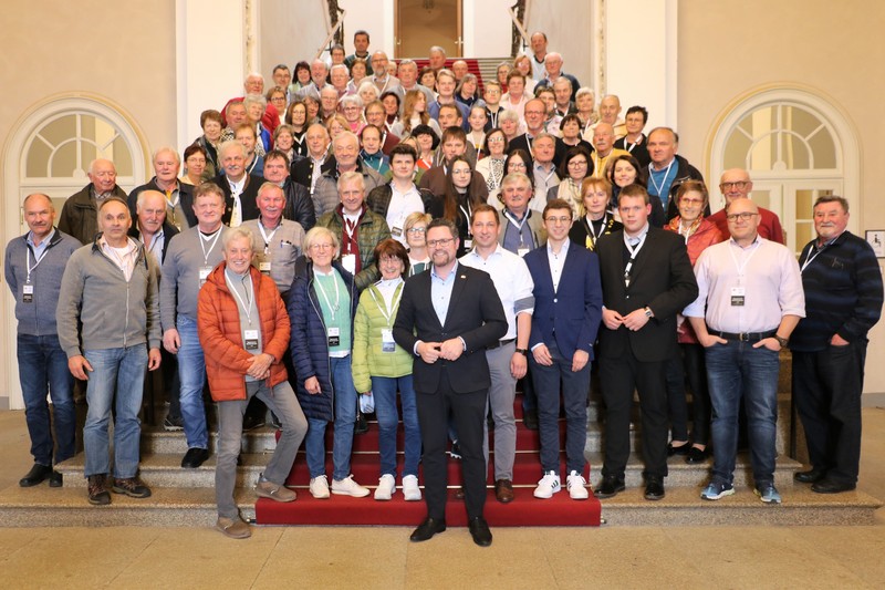Ich habe mich sehr gefreut, im Bayerischen Landtag Mitglieder des SuKK Kreisverbands Cham, der Europa Union, Mitglieder von mehreren CSU-Ortsverb�nden um die Ortsvorsitzenden Alois Weber und Ludwig Himmelsto� sowie interessierte und im Ehrenamt engagierte B�rgerinnen und B�rger aus dem Landkreis Cham, begr��en zu d�rfen.