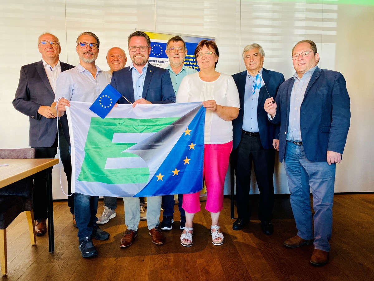 Die neu gewählte Vorstandschaft der Europa-Union im Landkreis Cham mit ihrem alten und neu gewähltem Vorsitzenden MdL Dr. Gerhard Hopp.