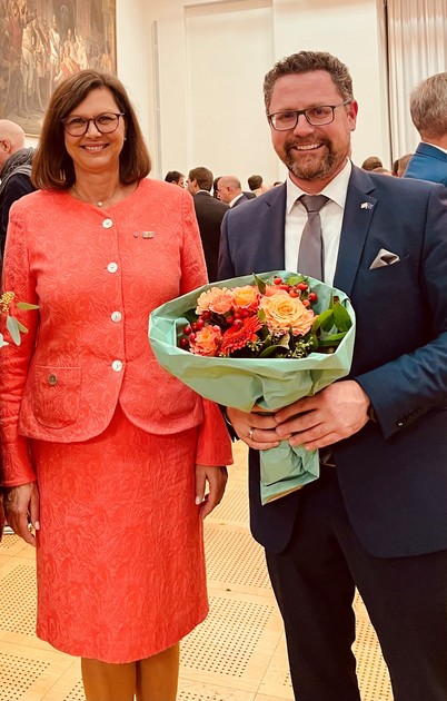 MdL Dr. Gerhard Hopp gratulierte in diesen Tagen Landtagspräsidentin Ilse Aigner zu ihrer Wiederwahl als Präsidentin des Bayerischen Landtags. 