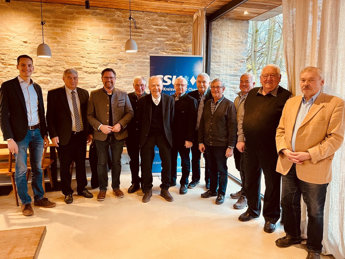 Die für 50jährige Mitgliedschaft in der CSU Geehrten gemeinsam mit CSU-Kreisvorsitzendem Dr. Gerhard Hopp und dem Europalistenkandidaten Jonas Strasser. 
